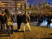 Tensió a la concentració de suport als immigrants desallotjats que continuen a Badalona
