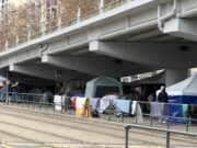 Desenes de desallotjats del B9 continuen sota la sortida de la C-31 a Badalona