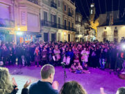 Centenars de persones es concentren a Calella per condemnar l’agressió d’un home a la seva parella i la mare d’ella