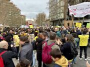Els docents prenen els carrers de Sabadell i protesten davant les seus dels Serveis Territorials d’Educació, UGT i CCOO