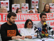 Els veïns del bloc del carrer Sant Agustí demanen la mediació del Síndic de Greuges de Barcelona per evitar desnonaments