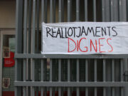 Una acció de protesta del Grup d’Habitatge de Sants exigeix “pisos dignes” en el reallotjament de famílies desnonades