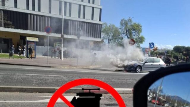 Retenció a la Gran Via de Sabadell a l'altura del Taulí per l'incendi d'un vehicle direcció a plaça Espanya.-26T131359.574