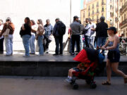 Fins a cinc hores de cua per fer tràmits vinculats a la regularització en una oficina d’atenció ciutadana a Barcelona