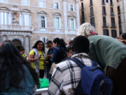 La plataforma Regularització Ja munta unes taules a plaça Sant Jaume de Barcelona per assessorar immigrants