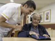 Iniciatives institucionals reforcen la humanització de les cures a Espanya