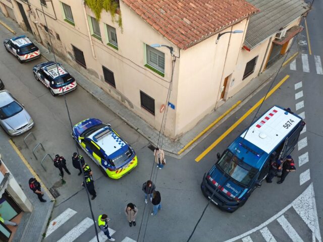 Desallotjament d’un bloc ocupat de manera conflictiva al carrer Plana d'en Pipa,