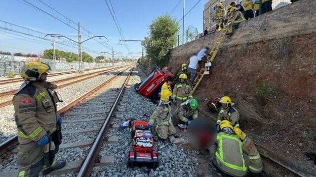 Imatge de l'ocupant del cotxe afectat a les vies (Bombers)