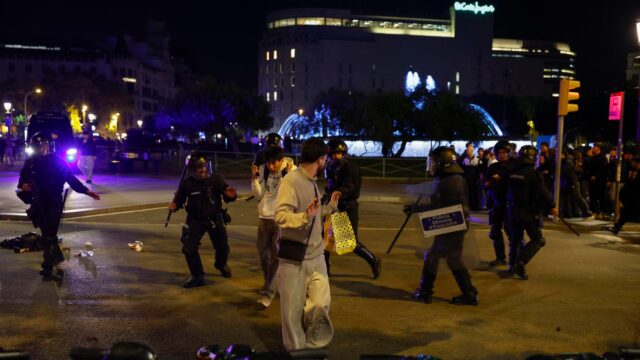 Desenes d'estudiants a la plaça de Catalunya de Barcelona en una protesta convocada a través de les xarxes socials va acabar amb incidents i enfrontaments amb els Mossos d'Esquadra.